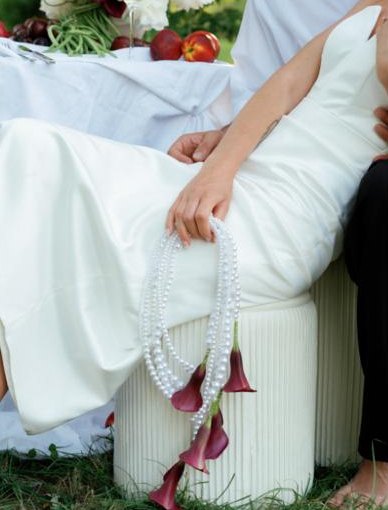 Dettaglio abito da sposa con perle e calle