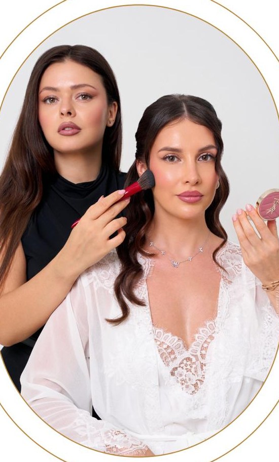 Marina Arventii mentre trucca una sposa