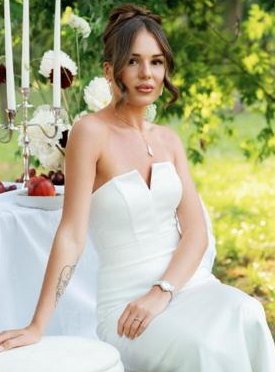 Sposa in abito bianco in giardino