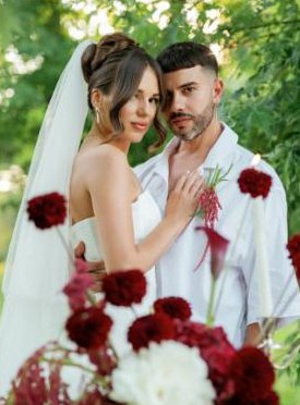 Sposa e sposo tra le calle rosse