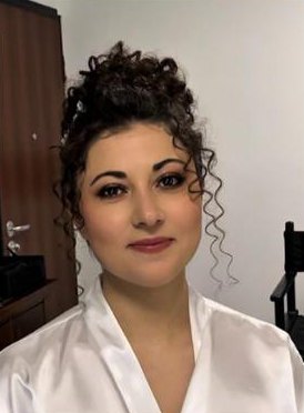 Sposa con acconciatura raccolta e trucco di Marina Arventii