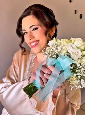 Sposa con bouquet truccata da Marina Arventii